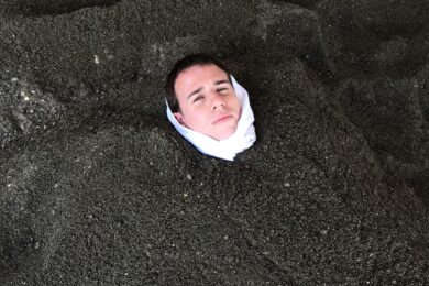 Homme enterré dans le sable noir fumant à Ibusuki au Japon