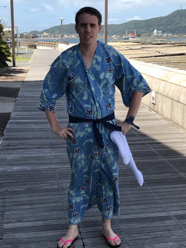 Toriaezu en yukata bleu prêt pour le bain de sable chaud à Ibusuki