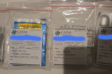 Sachets de médicaments de la clinique Cassa Medical à Bali avec instructions de dosage pour une intoxication alimentaire, preuve de frais pour remboursement assurance voyage.
