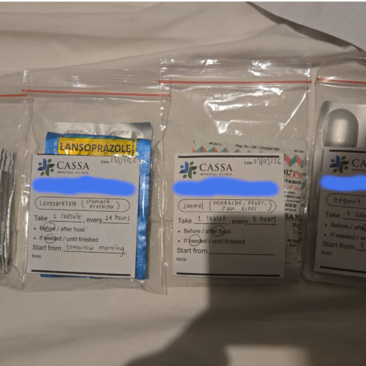 Sachets de médicaments de la clinique Cassa Medical à Bali avec instructions de dosage pour une intoxication alimentaire, preuve de frais pour remboursement assurance voyage.