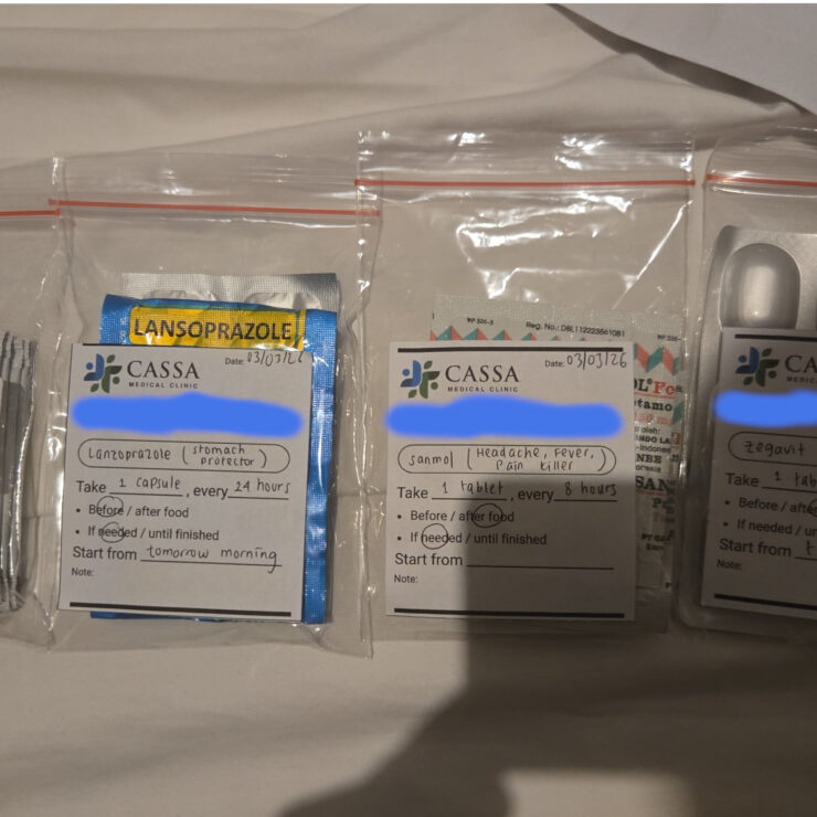 Sachets de médicaments de la clinique Cassa Medical à Bali avec instructions de dosage pour une intoxication alimentaire, preuve de frais pour remboursement assurance voyage.