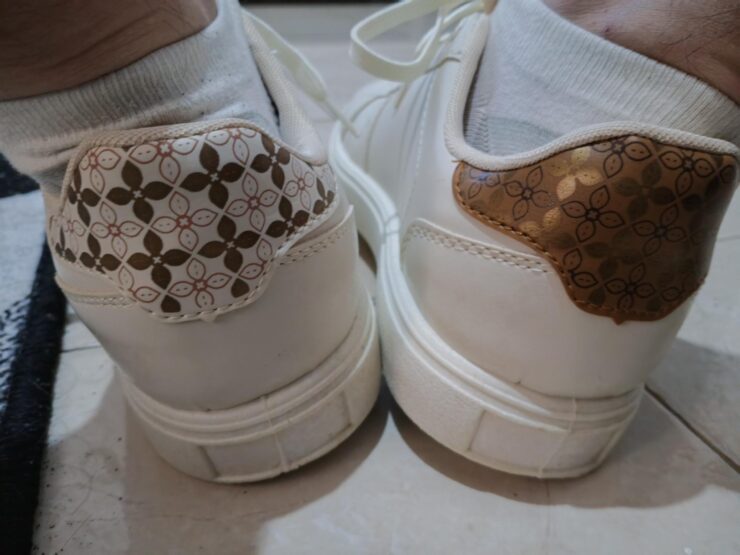 Détail arrière des chaussures Aerostreet avec motifs Batik différents sur chaque talon, édition limitée achetée à Bali.