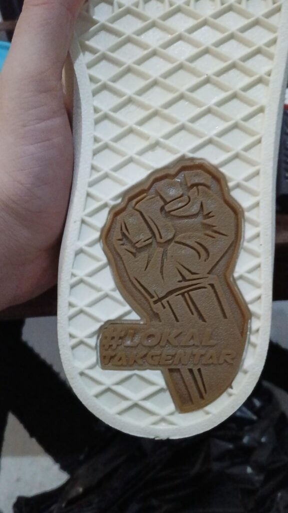 Semelle de sneakers Aerostreet avec le logo Lokal Tak Gentar illustrant la qualité des marques de chaussures indonésiennes.