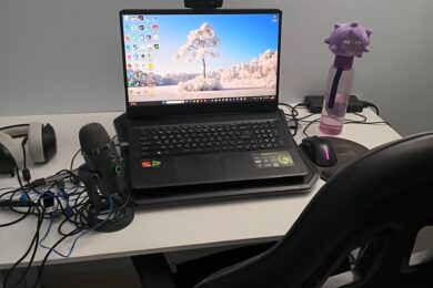 Setup de travail d'un auteur et rédacteur web français au Japon : ordinateur portable Alpha 17, micro Blue Yeti, casque audio et peluche Smogogo sur le bureau.