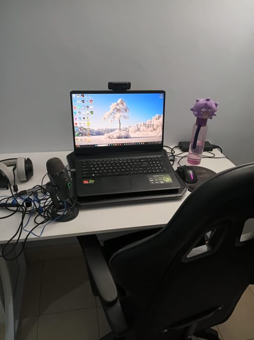 Setup de travail d'un auteur et rédacteur web français au Japon : ordinateur portable Alpha 17, micro Blue Yeti, casque audio et peluche Smogogo sur le bureau.