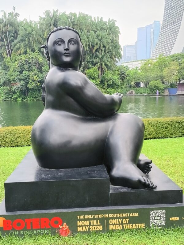statue de botero à singapour femme en surpoids