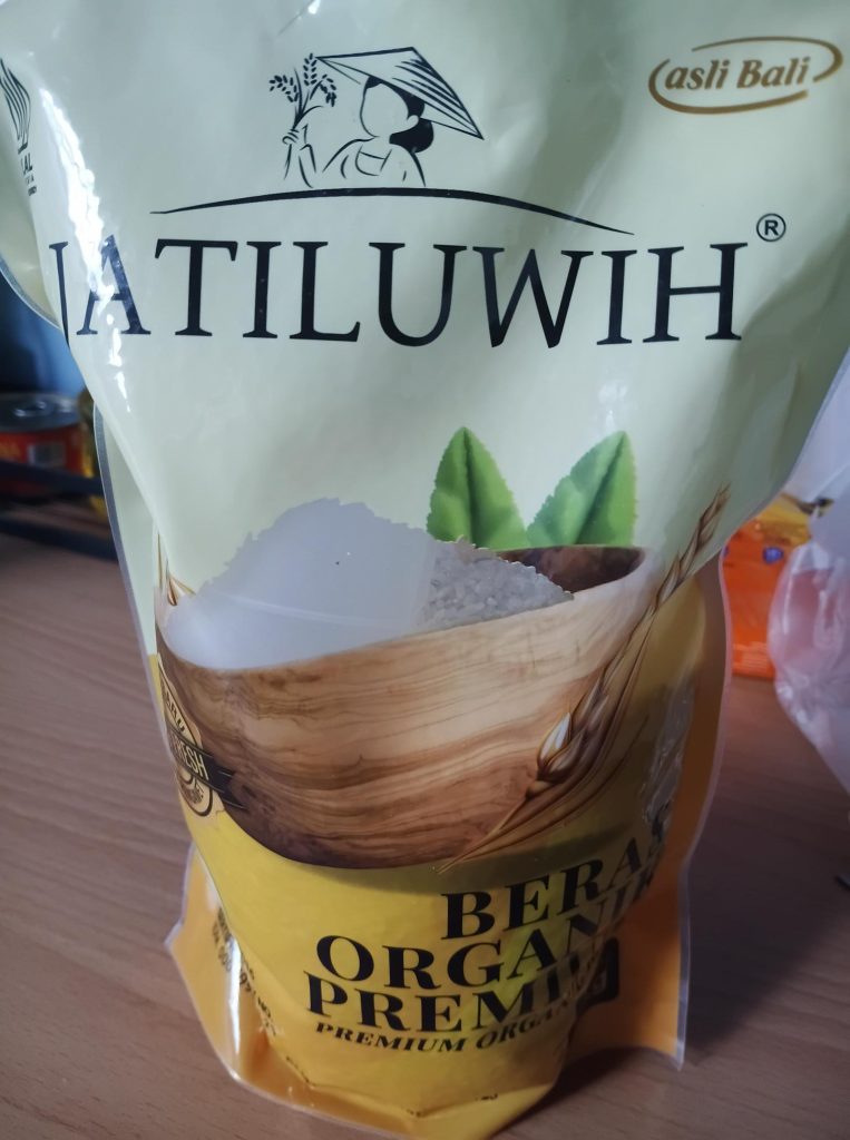 Un paquet de riz blanc organique premium de la marque Asli Bali, cultivé dans les rizières de Jatiluwih protégées par l'UNESCO.