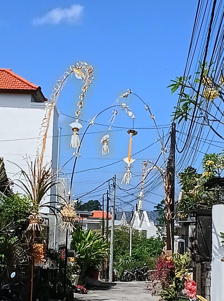 Penjor balinais décorés lors de la fête de Galungan à Bali, symboles de prospérité et de dévotion.