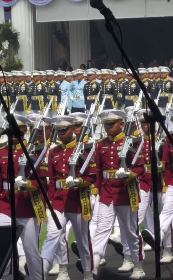 defile de soldat pour feter l independance indonesienne