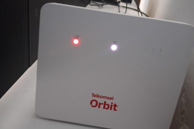 Modem Telkomsel Orbit avec voyants lumineux, utilisé pour la connexion Internet à Bali, montrant les câbles branchés et l’état du réseau.