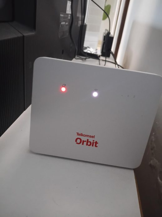 Modem Telkomsel Orbit avec voyants lumineux, utilisé pour la connexion Internet à Bali, montrant les câbles branchés et l’état du réseau.