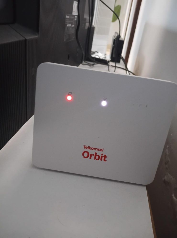 Modem Telkomsel Orbit avec voyants lumineux, utilisé pour la connexion Internet à Bali, montrant les câbles branchés et l’état du réseau.