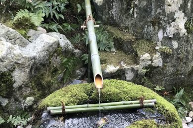 Un jardin zen au Japon avec un bambou et une petite fontaine