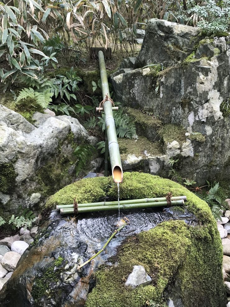 Un jardin zen au Japon avec un bambou et une petite fontaine